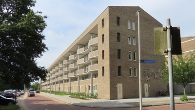 850646 Gezicht op het onlangs opgeleverde flatgebouw Nijeveldsingel 1-hoger in de wijk Hoograven te Utrecht.